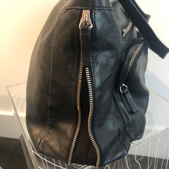 Club Monaco multi-use leather shoulder bag - Picture 6 of 6